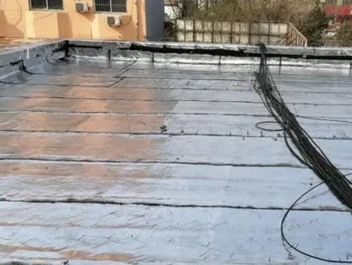登封卫生间漏水维修公司分享下登封屋面楼顶防水刚性防水层施工要点。